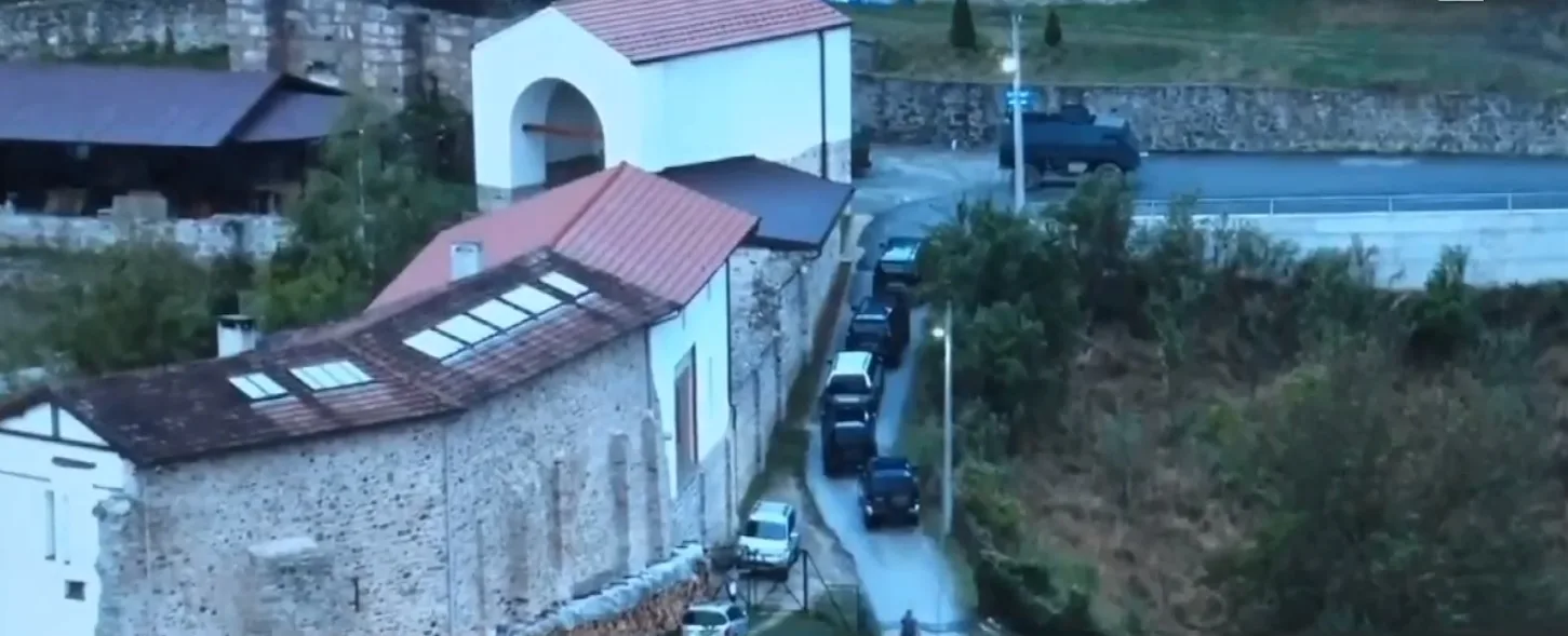 Kryeministri Kurti: 30 persona të armatosur rëndë janë të rrethuar nga Policia e Kosovës, i ftoj të dorëzohen