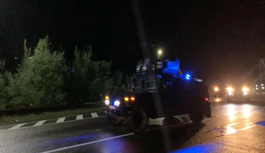 Policia: Arrestohet edhe sulmuesi i dytë i cili ka qenë në uniformë ushtarake dhe i armatosur me armë të gjata dhe municion