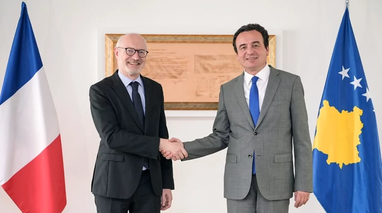 Kurti diskuton me ambasadorin francez për takimin që nesër pritet ta zhvillojë me Vuçiqin