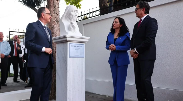 Përurohet busti i Nënë Terezës në Ambasadën e Kosovës në Shkup