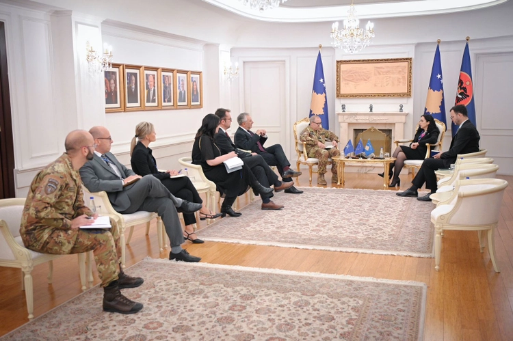 Presidentja Osmani takon komandantin e KFOR-it dhe shefin e EULEX-it