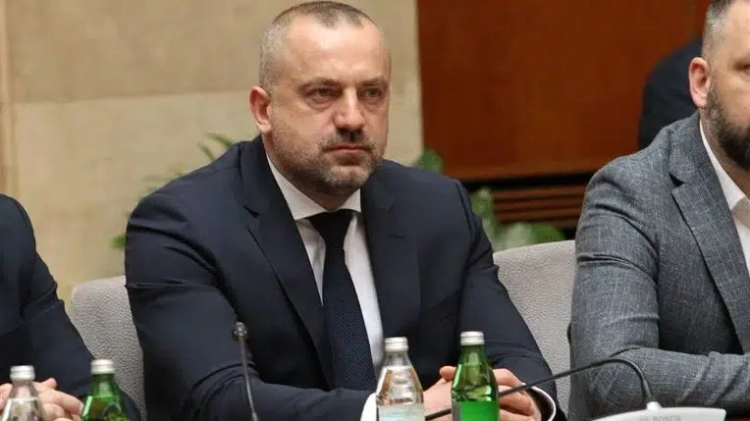 Radoiçiq pranon ftesën e autoriteteve të Serbisë, u deklarua në cilësinë e qytetarit