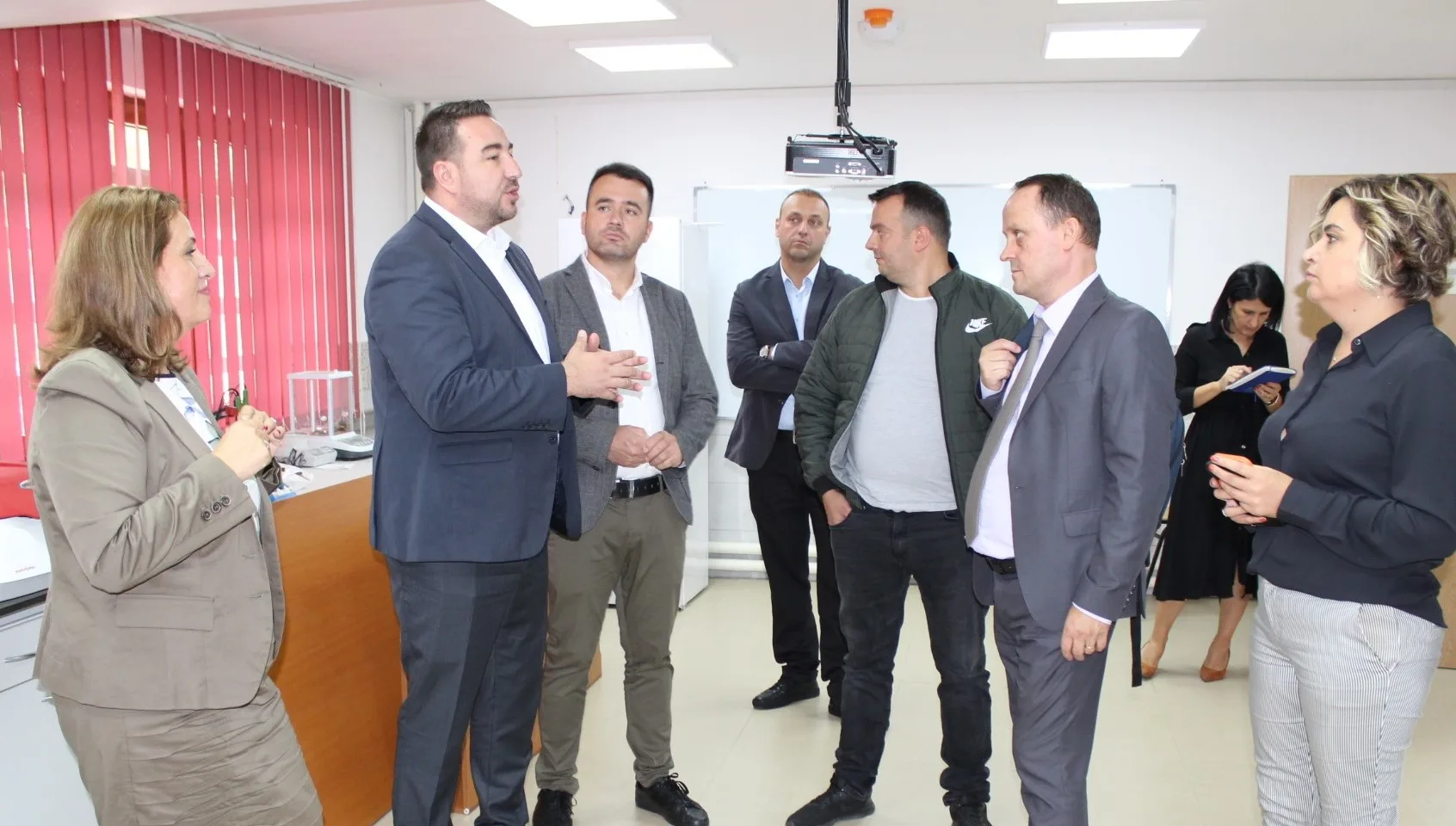 Universiteti “Ukshin Hoti”, pranoi donacion të rëndësishëm për kërkime shkencore nga Projekti “HERAS Plus”