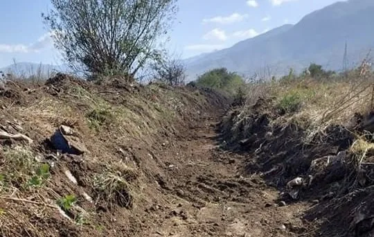 Vazhdon hapja e kanaleve të ujit në fshatrat Lutogllavë dhe Caparc