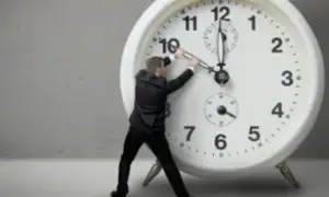 Këtë javë nis llogaritja verore e kohës, akrepat shkojnë një orë përpara