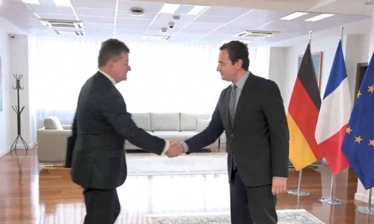 Momenti kur Kurti shtrëngon duart me Lajçakun, publikohen pamjet e takimit