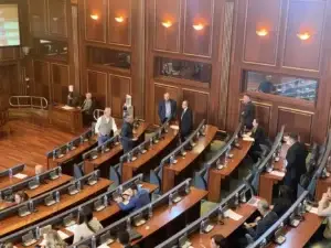 Opozita kërkon seancën sonte, VV e quan “shfaqje teatrale”