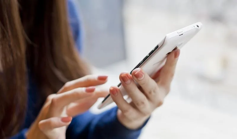 Danimarka ndalon celularët në shkolla