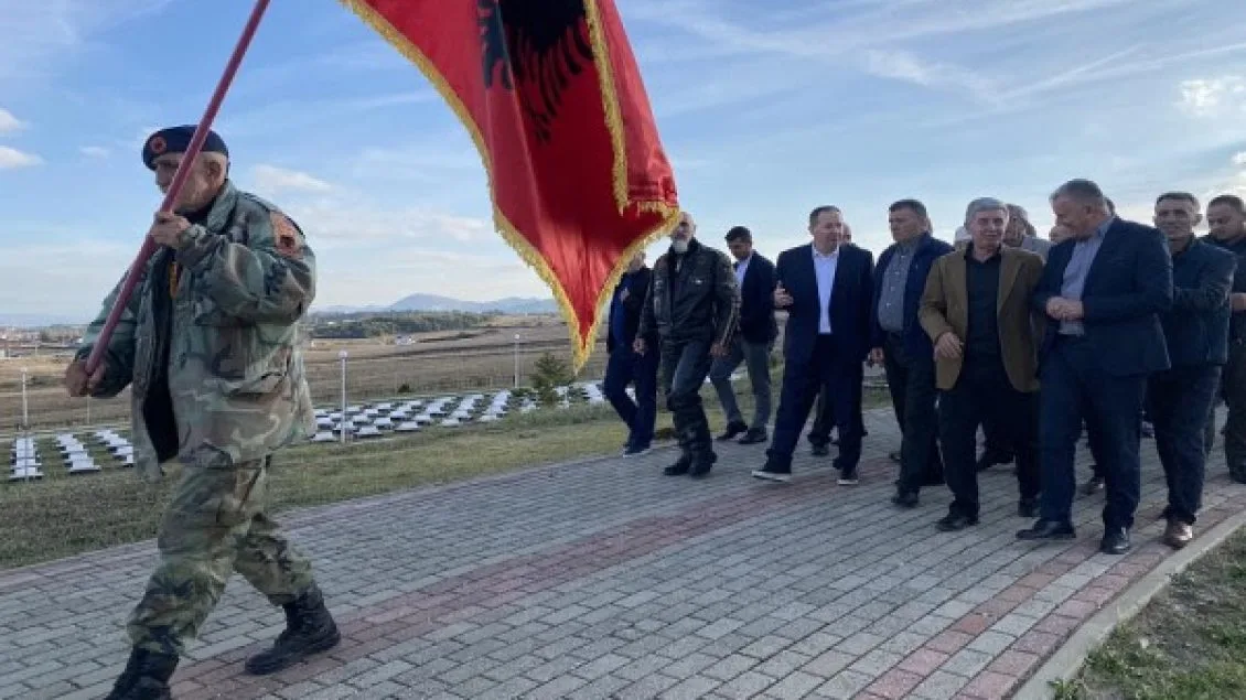 Gucati bën homazhe te varrezat e familjes Jashari në Prekaz