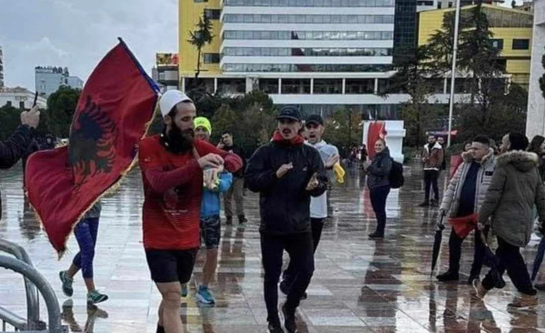 Momenti kur arrin në Tiranë atleti Erzen Zyberaj, i cili u nis nga Prishtina duke vrapuar për të nderuar Festën e Flamurit