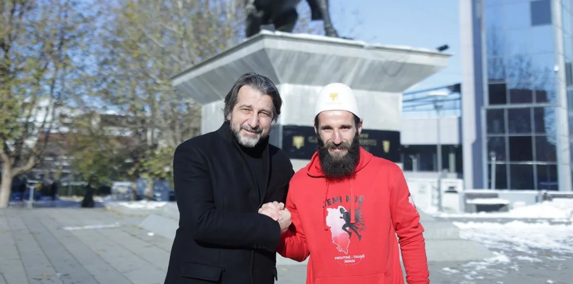 Atleti Erzen Zyberaj vrapon nga Prishtina në Tiranë për 28 Nëntor