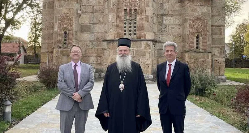 Ambasadorët britanikë të Prishtinës e Beogradit në Manastirin e Graçanicës, Teodosije ka pritje nga Londra