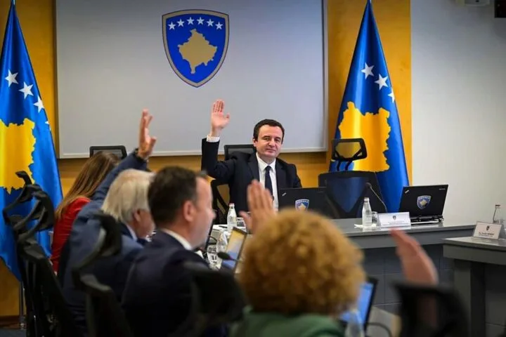 Qeveria miraton rritjen e pagës minimale në sektorin privat