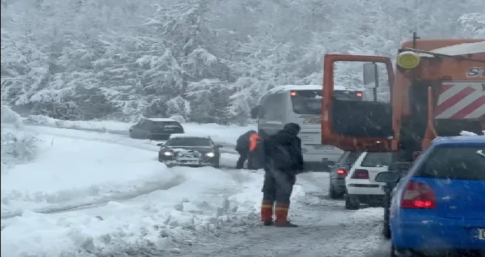 Rruga Zhur-Sharr e bllokuar nga bora, vozitësit në vështirësi të mëdha
