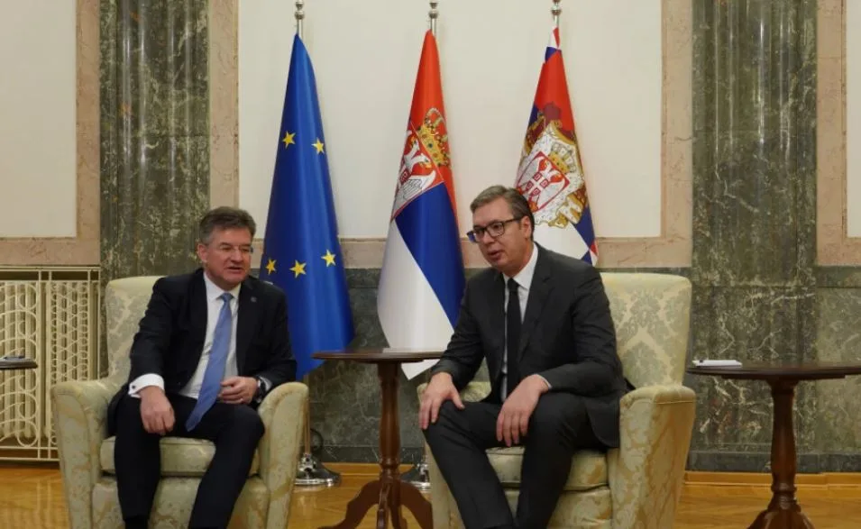 Lajçak gjatë vizitës në Serbi u takua me Vuçiqin dhe Petkoviqin