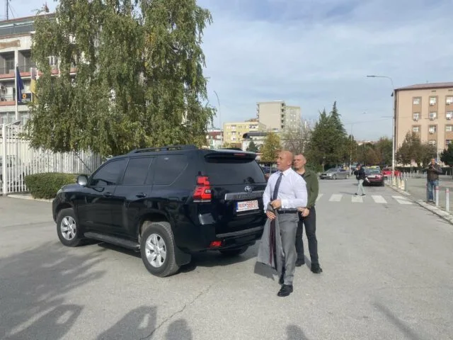 Krerët e opozitës arrijnë tek zyra e BE-së, takohen me Lajçak