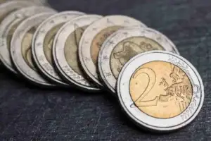 Nga një bankë raportohen 225 monedha 2-euroshe false