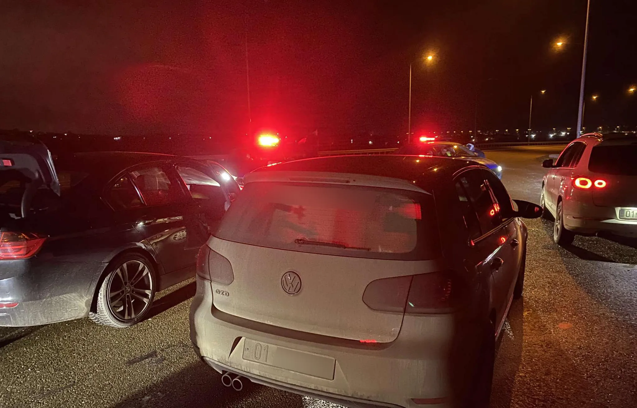 Policia parandalon dy gara shpejtësie në autostradë, shoferëve iu shqiptohen 14 gjoba
