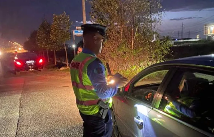 Policia shton aktivitetet për identifikimin e xhamave të errësuara të veturave në Prizren