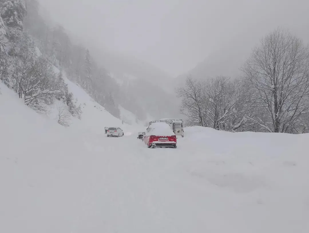 Bora bllokon Brezovicën, kërkohet të shmangen vizitat në qendrën e skijimit