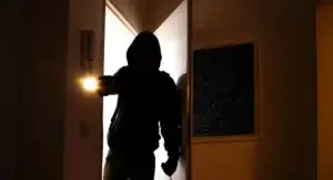 Persona të maskuar e të armatosur tentojnë të kryejnë grabitje në një shtëpi në Rahovec