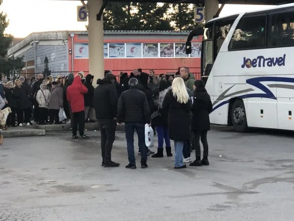 Serbët lokal nisen drejt Beogradit për të votuar, krijohen kolona të gjata në kufi