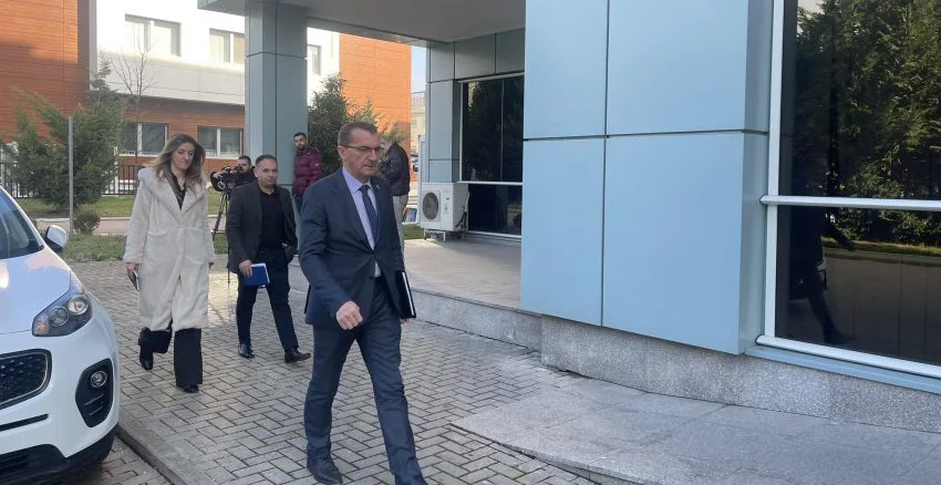 Sindikata e policisë takohet me Sveçlën, i dorëzon 14 kërkesa