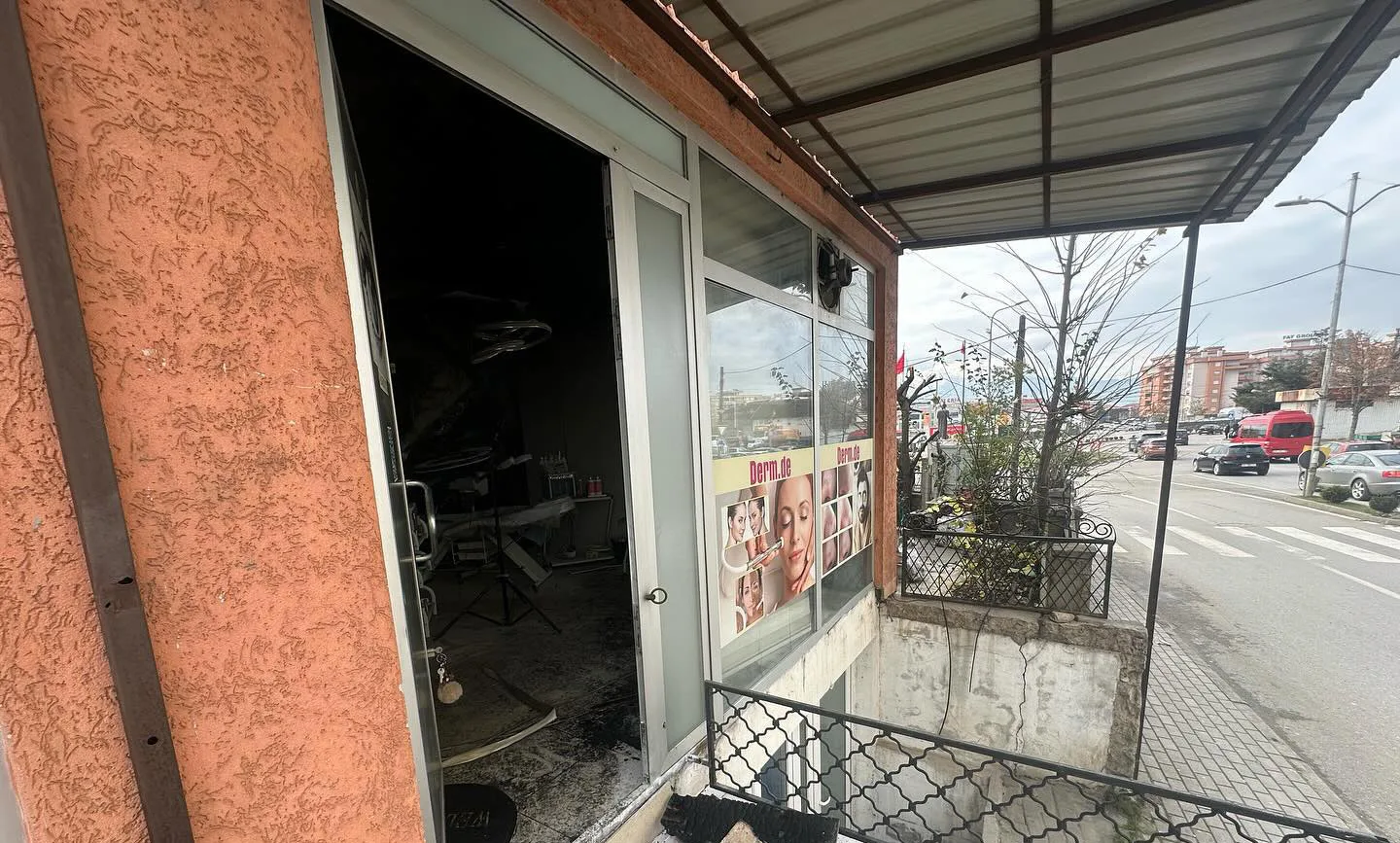 Digjet një biznes në Prizren, shkaktar ishte rryma (Pamje)