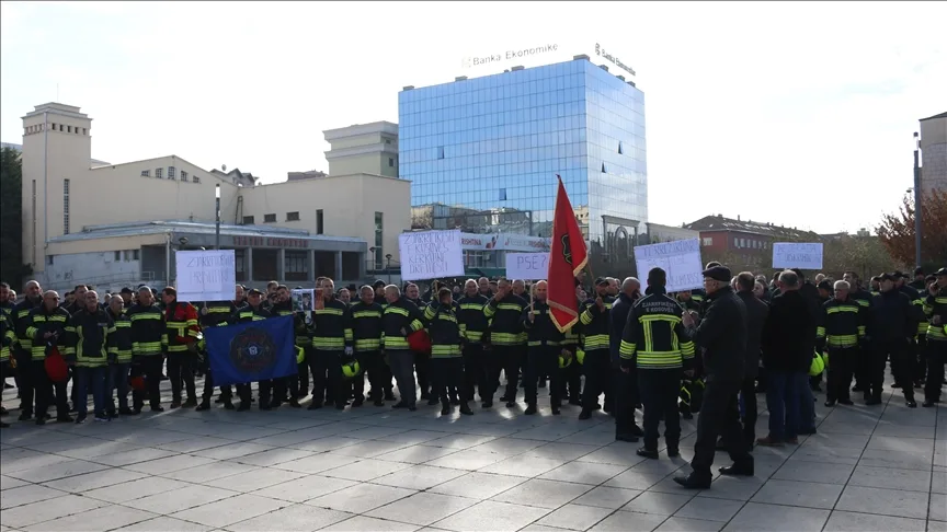 Zjarrfikësit sërish në protestë para Qeverisë, kërkojnë kushte më të mira