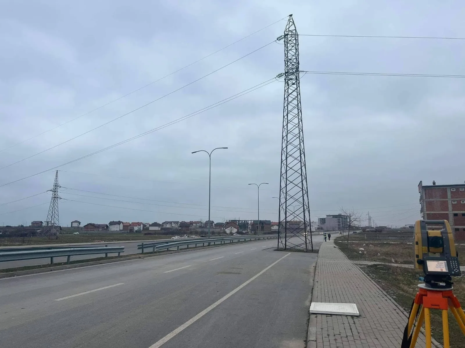 AAK në Prizren: Shtylla elektrike në rrugën e tranzitit të ri ende nuk është larguar