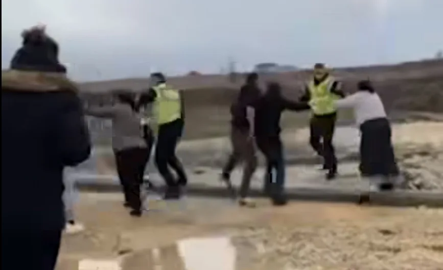 Mërgimtarët përleshen me Policinë e Kosovës pasi tejkaluan kolonën (Video)