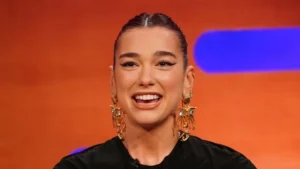 Dua Lipa flet në programin e famshëm të Graham Norton për periudhën kur u largua nga Kosova