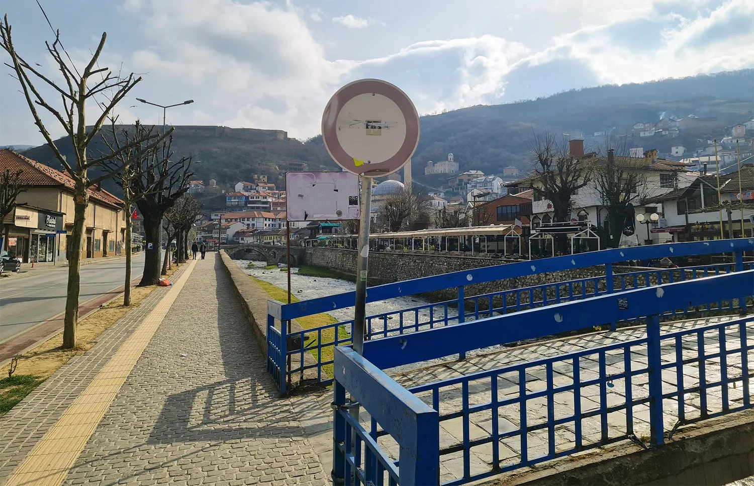 Tabelat e vendosura në “Urën e Naletit” paraqesin pengesë për vizurat e monumenteve të qendrës historike