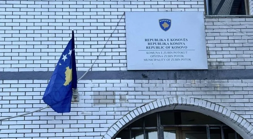Vendoset tabela me stemën e Republikës së Kosovës në Zubin Potok