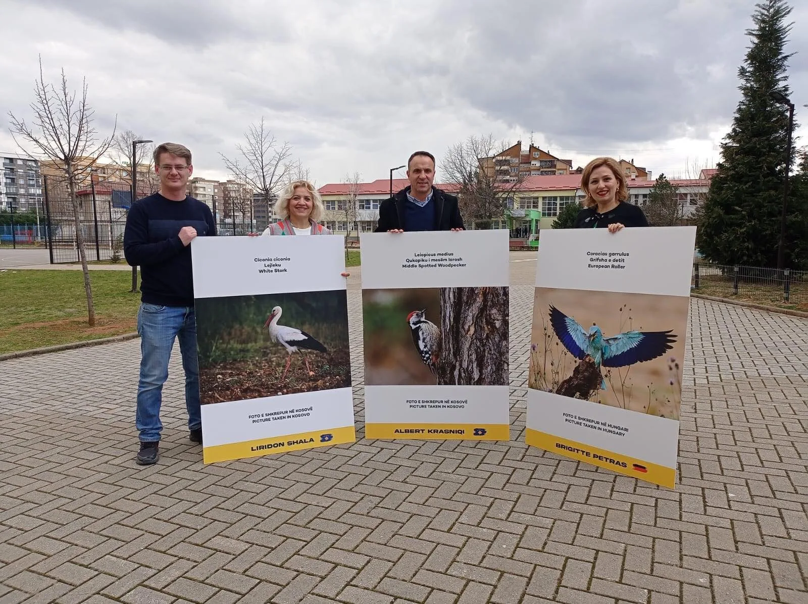 Fotografi i mirënjohur prizrenas, Liridon Shala, dhuron 14 fotografi për shkollat e Prizrenit