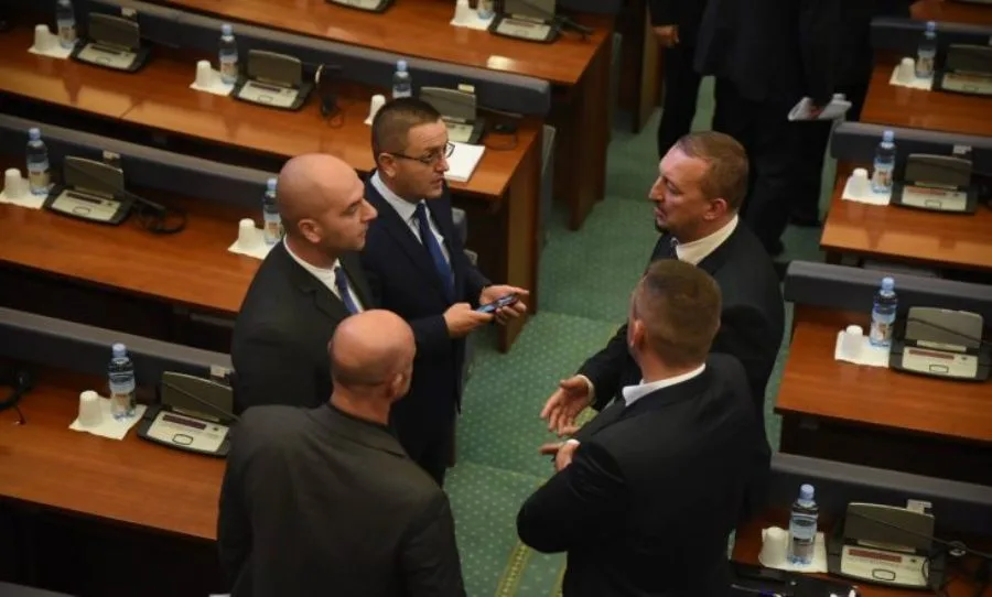 Kthehen në Kuvend deputetët e Listës Serbe