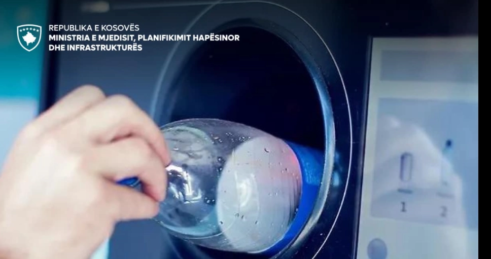 Qytetarët do të rimburësohen nëse i kthejnë shishet e plastikës, qelqit e kënaçet