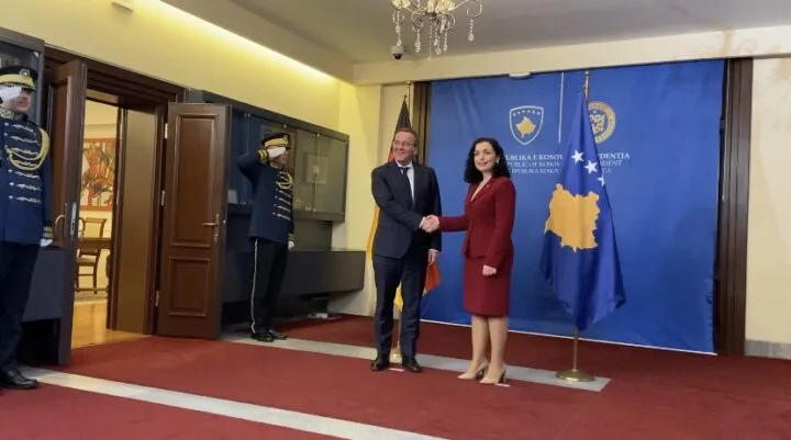 Ministri gjerman i Mbrojtjes Pistorius në Kosovë, takon presidenten Osmani