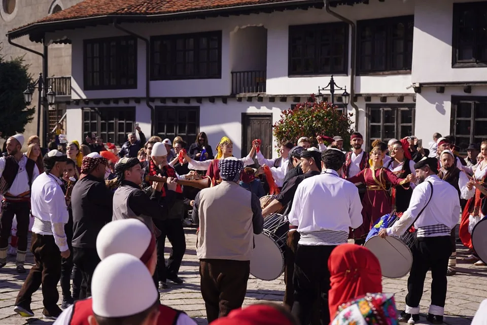Kryetari Totaj ndan pamje nga shënimi i 16 vjetorit të Pavarësisë së Kosovës në Prizren