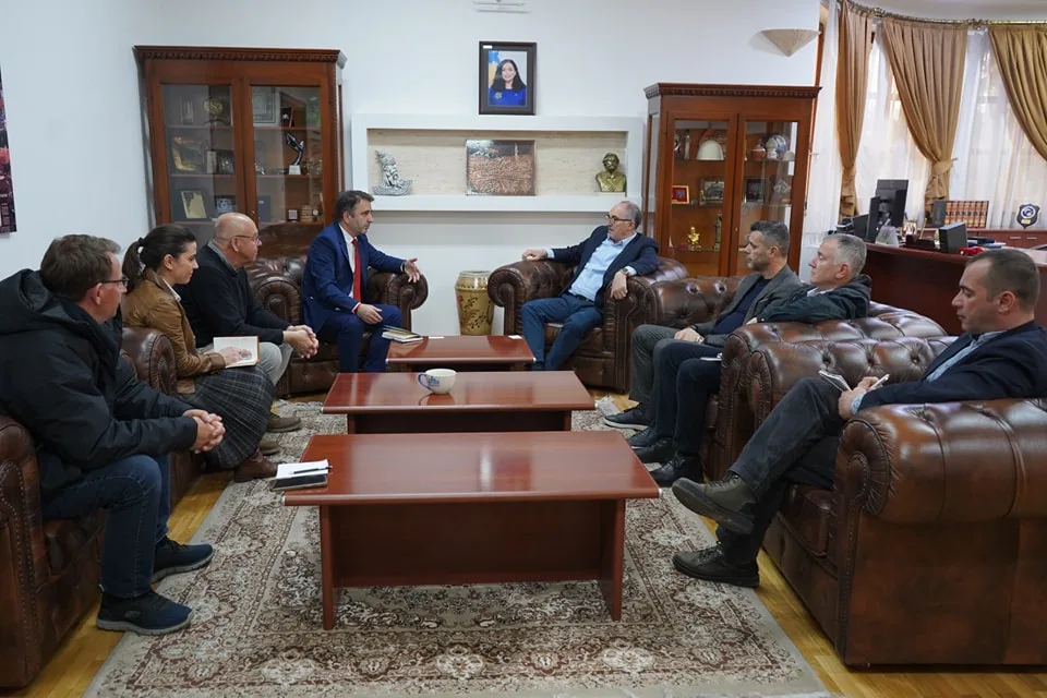 Totaj pret në vizitë mysafirë të rëndësishëm, diskutohet ndërtimi i një deponie bashkëkohore