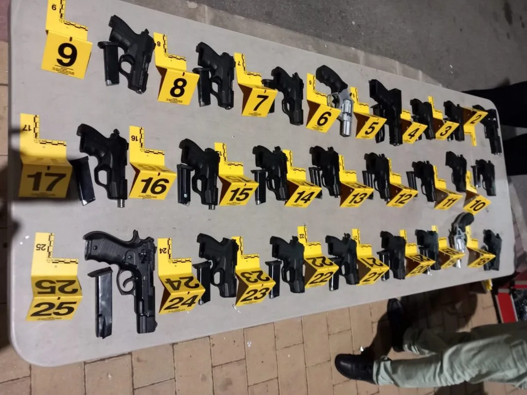 Policia aksion në 14 lokacione, konfiskon armë e municion