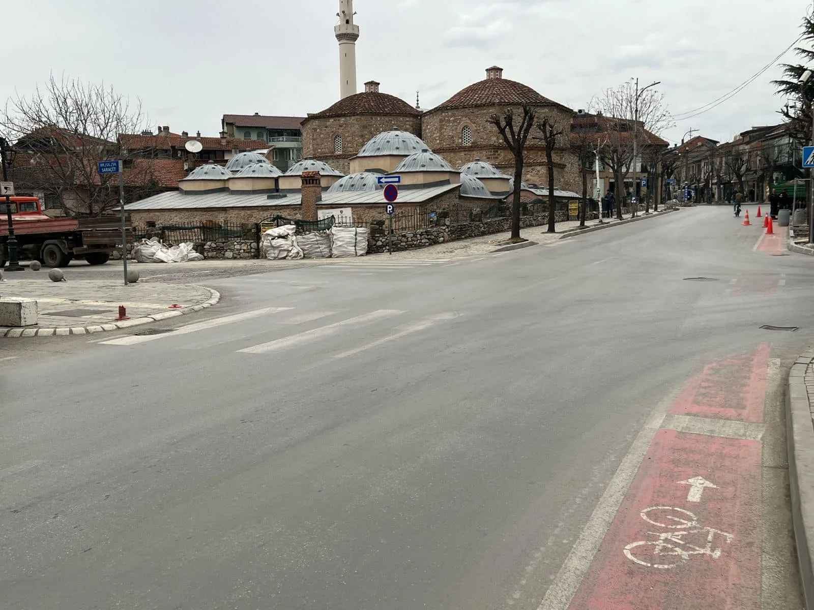 Reagon “Ec Ma Ndryshe”: Shenjëzimi horizontal i zbehur përgjatë rrugës unazore rrezikon këmbësorët dhe çiklistët në Prizren