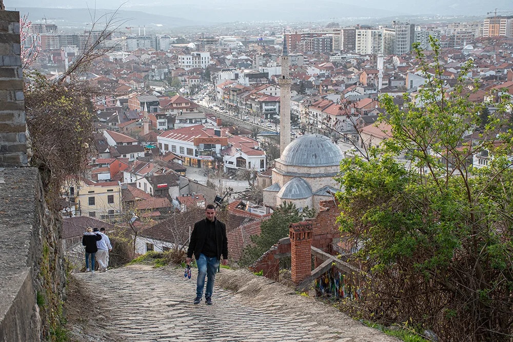 Varis Hashimi ka tetë vite që para çdo iftari gjatë muajve të Ramazanit merr dy fishekzjarrë me vete dhe ngjitet në kala, pavarësisht kushteve atmosferike. Foto: AA