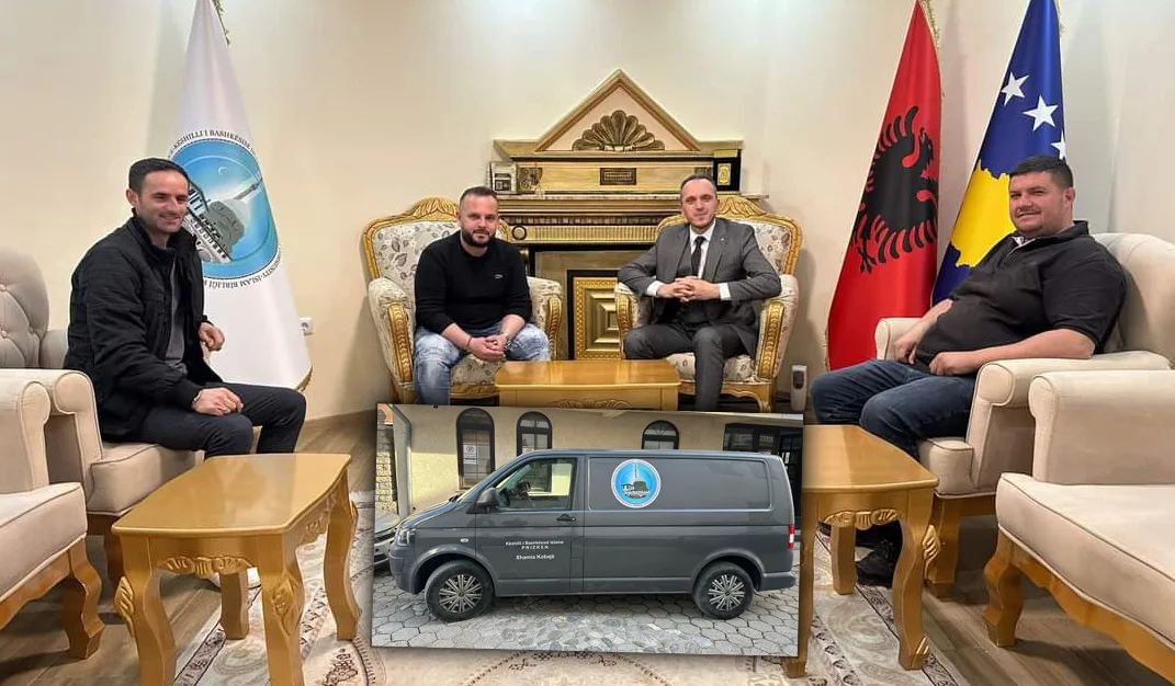 Bashkatdhetari nga fshati Kobaj, Alban Rrahmanaj, ia dhuron KBI-së në Prizren një kombibus