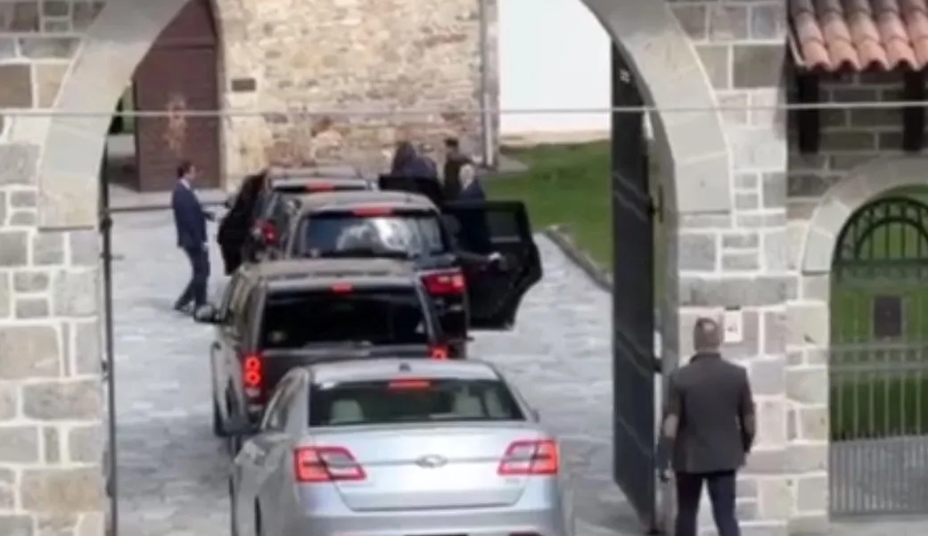 Escobari viziton Manastirin e Deçanit