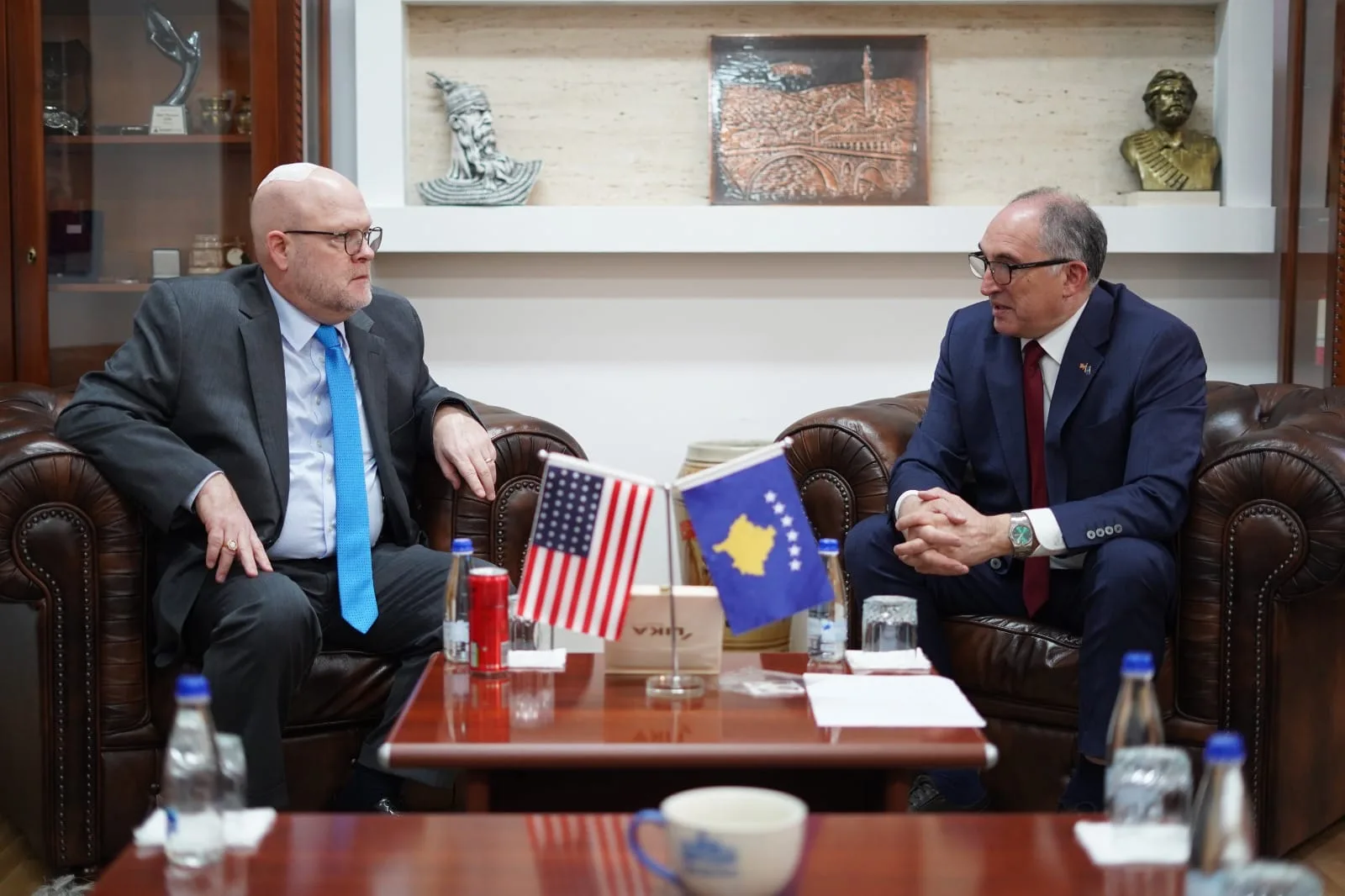 Kryetari Totaj priti në vizitë ambasadorin e SHBA-ve, Jeff Hovenier