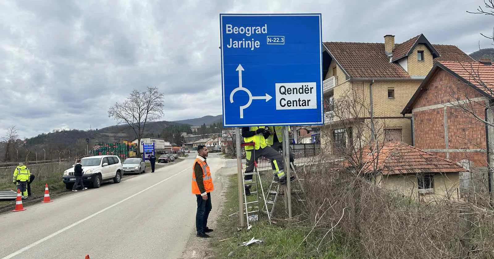 Komisioneri i Gjuhëve thotë se është shkelur Kushtetuta me zëvendësimin e tabelave në veri