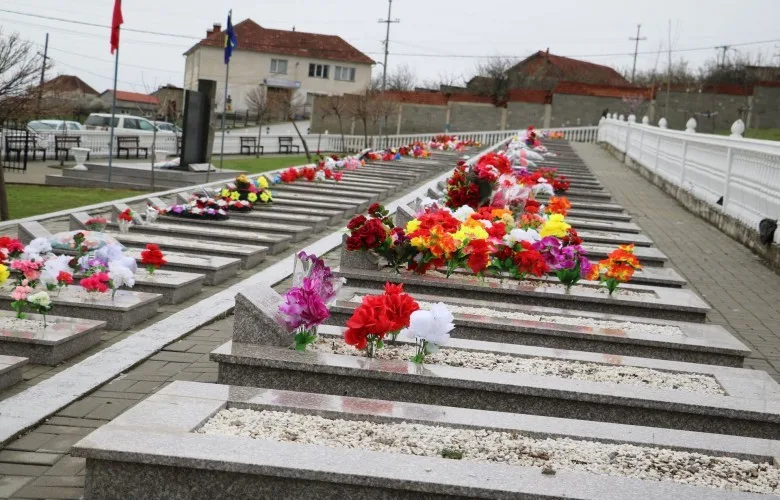 Kurti sot në Rahovec e Malishevë në kujtim të masakrës së Pastaselit dhe Burimit