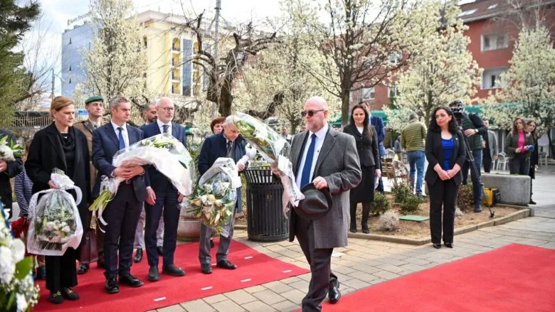 Hovenier nderon ushtarët NATO-s në 25 vjetorin e intervenimit për lirinë e Kosovës
