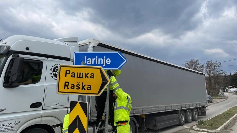 Ngjyrosen më shumë se gjysma e tabelave të vendosura dje në veri